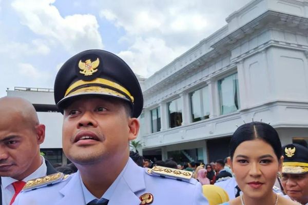 Gubernur Sumatera Utara Bobby Nasution didampingi sang istri, Kahiyang Ayu, saat ditemui usai pelantikan kepala daerah serentak di Istana Kepresidenan RI, Jakarta, Kamis (20/2/2025).