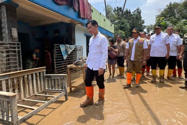 Beda Gaya Gibran, Pramono Anung, dan Rano Karno Saat Tinjau Lokasi Banjir