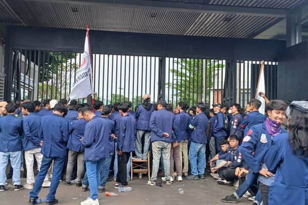 Sejumlah mahasiswa Universitas Trisakti mengadakan aksi demonstrasi menolak RUU TNI di gerbang Gedung DPR RI, Jalan Gelora, Jakarta.