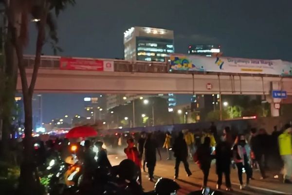 Pendemo di depan Gedung DPR RI membubarkan diri. (Antara) 