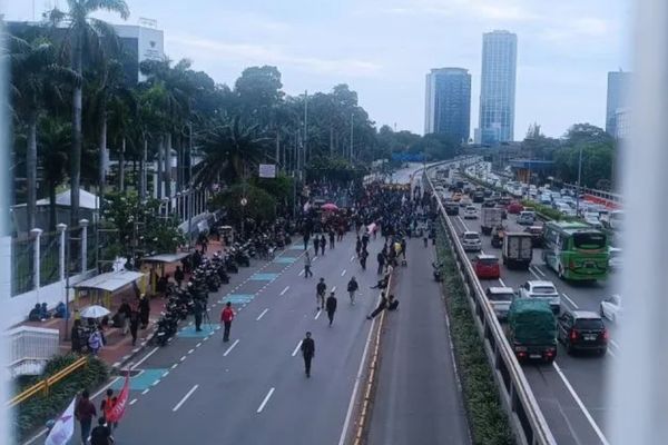 Para pendemo saat memadati Jalan Gatot Subroto arah Grogol di depan Gedung DPR RI Jakarta, Kamis, 20 Maret 2025. 