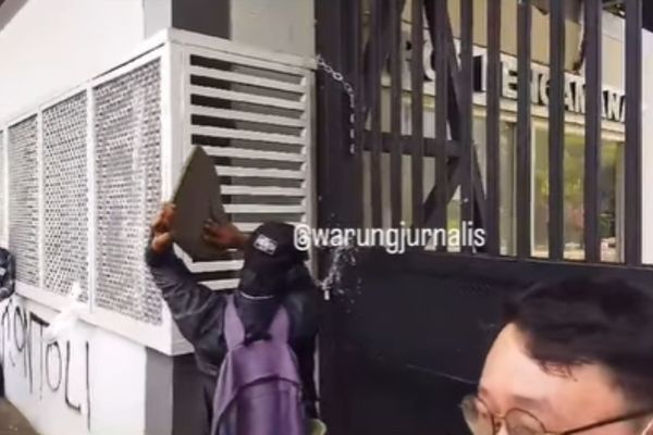 Pendemo Rusak Rantai Pintu Gerbang DPR RI