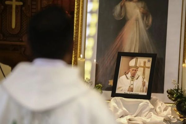 Umat Katolik berdoa di depan foto Paus Fransiskus saat mengikuti Misa Requiem di Gereja Katolik Santo Willibrordus,Ternate, Maluku Utara, Sabtu (26/4/2025). (Foto: ANTARA FOTO/Andri Saputra/nz)
