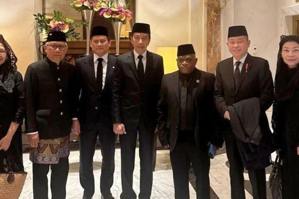 Presiden ke-7 RI Joko Widodo (tengah) bersama Wakil Menteri Keuangan Thomas Djiwandono (tiga kiri), Menteri Hak Asasi Manusia (HAM) Natalius Pigai (tiga kanan) dan mantan Menteri Perhubungan Ignasius Jonan yang merupakan empat utusan pemerintah Indon