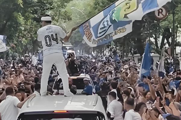 Gubernur Jawa Barat, Dedi Mulyadi, ikut dalam rombongan konvoi Persib.