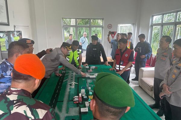 Personel gabungan memastikan keselamatan dan keamanan 376 penumpang jemaah haji Kelompok Terbang (kloter) 33 Debarkasi Surabaya dari ancaman bom.