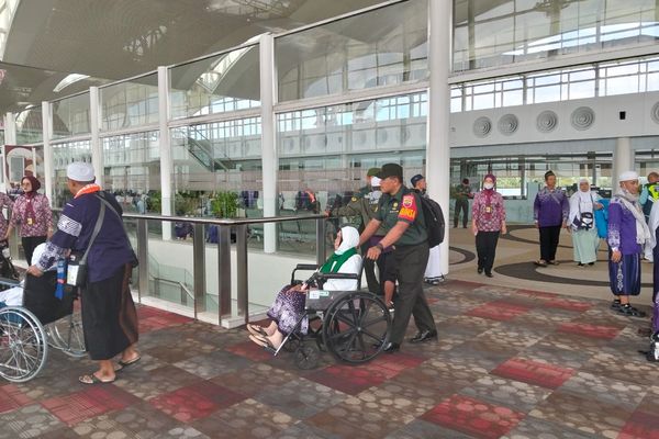 TNI bergerak cepat bersama instansi terkait dalam menangani situasi darurat menyusul adanya laporan ancaman bom terhadap pesawat Saudi Arabia Airlines SV 5688 dengan rute Jeddah–Muscat–Surabaya, Sabtu (21/6/2025). 