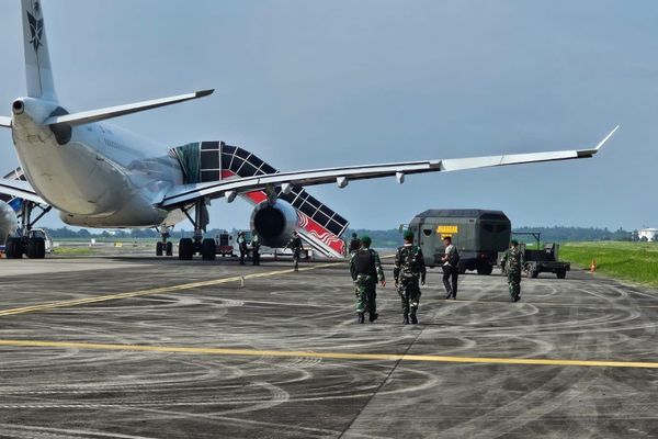 TNI bergerak cepat bersama instansi terkait dalam menangani situasi darurat menyusul adanya laporan ancaman bom terhadap pesawat Saudi Arabia Airlines SV 5688 dengan rute Jeddah–Muscat–Surabaya, Sabtu (21/6/2025). 