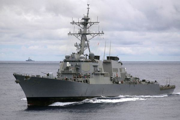 Kapal Induk Amerika Lintasi Selat Malaka