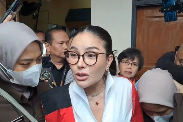 Nikita Mirzani Jalani Sidang Perdana Kasus Pemerasan dan TPPU