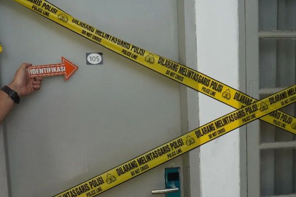 Petugas melakukan olah TKP di lokasi penemuan mayat diplomat Kemlu di Jakarta, Selasa, 8 Juli 2025.