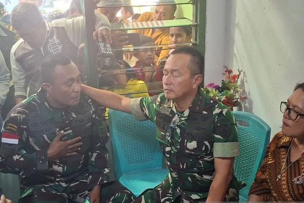 Pangdam IX/Udayana Mayjen TNI Piek Budyakto dan ayah Prada Lucky Saputra Namo.