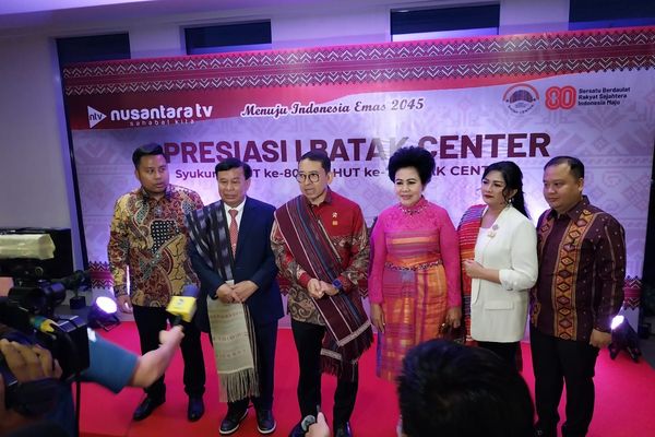 Menteri Kebudayaan Fadli Zon didampingi Preskom NT Corp Nurdin Tampubolon, Lince Berliana Tobing, Direksi NTV Dimpos Tampubolon, Tommy Tampubolon, serta Irjen Kemenbud Fryda Lucyana. 