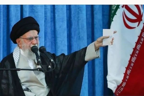 Pemimpin Tertinggi Iran Ayatollah Ali Khamenei pada Rabu (18/6/2025) mengatakanbahwa negaranya akan terus menanggapi serangan Israel dan tidak akan pernah berunding dengan Israel.