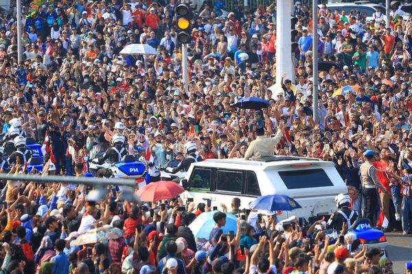 Moment Masyarakat Padati Jalan Istana Merdeka ke Monas, Sambut Prabowo dalam Rangkaian Kebesaran HUT ke-80 TNI