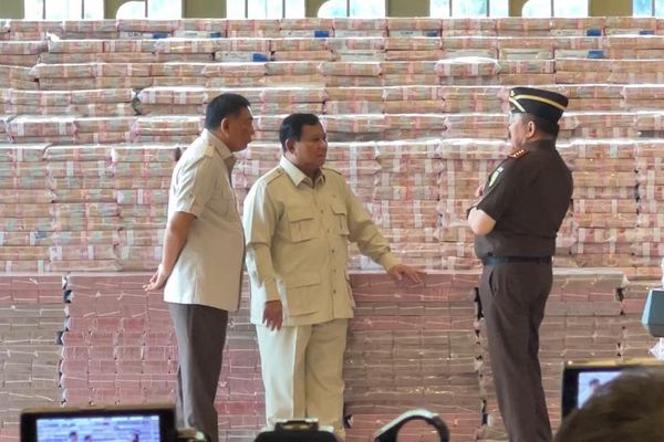 Jaksa Agung ST Burhanuddin berbincang dengan Presiden Prabowo Subianto saat hendak menyerahkan uang Rp13,2 triliun ke Kementerian Keuangan. 