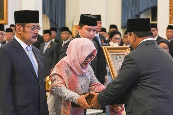Presiden Prabowo Subianto (kanan) menyerahkan anugerah gelar pahlawan nasional kepada anak Jenderal Besar TNI Soeharto, Siti Hardijanti Rukmana (kedua kiri) dan Bambang Trihatmodjo (kiri) di Istana Negara, Jakarta, Senin, 10 November 2025. Presiden P