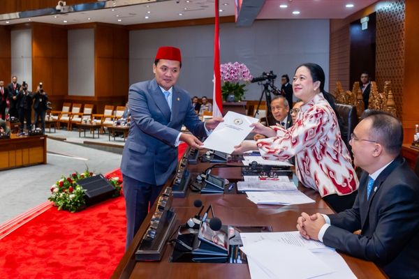 Ketua Komisi III DPR RI Habiburokhman (kiri) saat rapat paripurna pengesahan KUHAP hasil revisi. 