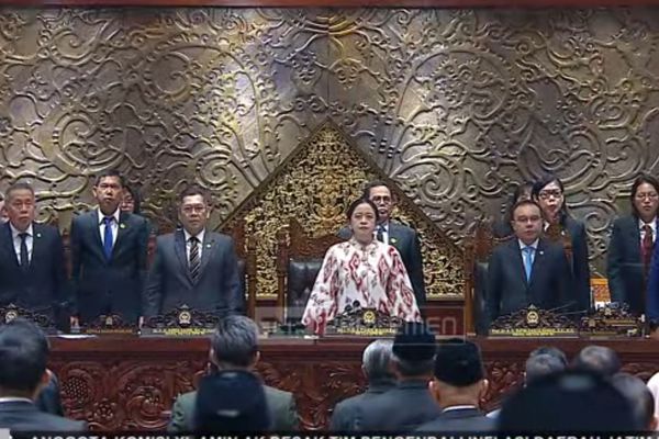 Wakil Ketua DPR RI Adies Kadir (ketiga dari kiri) mengikuti rapat paripurna. 