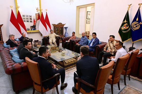 Presiden Prabowo Subianto menerima kunjungan Michael Bloomberg dan delegasi di Istana Kepresidenan, Jakarta, pada Selasa, 18 November 2025.