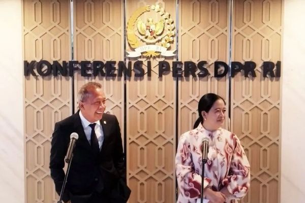 Ketua DPR RI Puan Maharani bersama Wakil Ketua DPR RI Saan Mustopa (kiri) saat konferensi pers di kompleks parlemen, Jakarta, Selasa, 18 November 2025. ANTARA/Bagus Ahmad Rizaldi/aa.