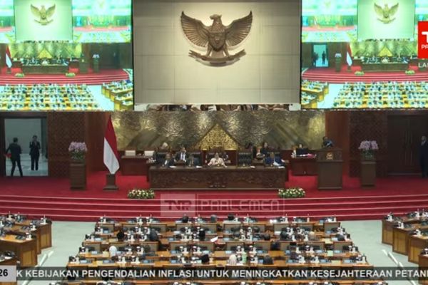 Rapat paripurna DPR untuk mengesahkan KUHAP hasil revisi. 