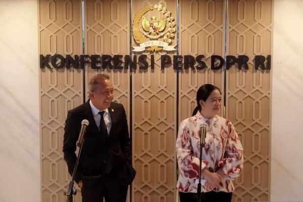 Ketua DPR RI Puan Maharani bersama Wakil Ketua DPR RI Saan Mustopa saat konferensi pers di kompleks parlemen, Jakarta, Selasa 18 November 2025. (ANTARA/Bagus Ahmad Rizaldi)