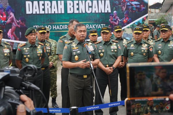Kepala Staf Angkatan Darat (Kasad) Jenderal TNI Maruli Simanjuntak, M.Sc., melepas keberangkatan Kapal ADRI XVII BM yang membawa bantuan kemanusiaan TNI AD bagi masyarakat terdampak bencana di Aceh, Sumatera Utara, dan Sumatera Barat. Pengiriman dila