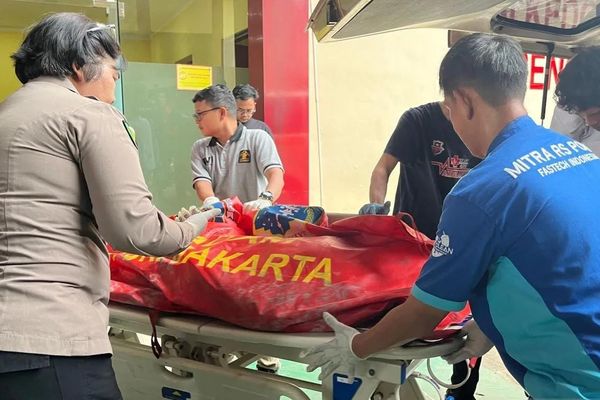 Kantong jenazah korban kebakaran Gedung Terra Drone di Kemayoran, Jakarta Pusat tiba di Rumah Sakit (RS) Polri Kramat Jati, Jakarta Timur, Selasa 9 Desember 2025. ANTARA/Siti Nurhaliza