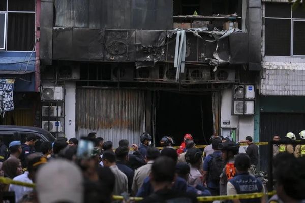 Suasana di depan gedung Terra Drone yang terbakar di jalan Letjen Soeprapto, Cempaka Baru, Kemayoran, Jakarta Pusat, Selasa (9/12/2025). Kebakaran gedung perusahaan penyedia pesawat nirawak untuk industri tersebut mengakibatkan 22 korban meninggal. A