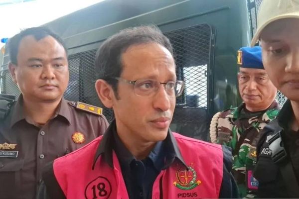 Tersangka kasus dugaan korupsi pengadaan alat TIK berupa laptop Chromebook di Kementerian Pendidikan, Kebudayaan Riset dan Teknologi (Kemendikbudristek) periode 2019&ndash;2022, Nadiem Makarim, menyapa awak media di Gedung Jampidsus Kejaksaan Agung, Jakart