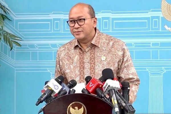 Menteri Investasi dan Hilirisasi sekaligus CEO Danantara Indonesia Rosan Roeslani memberikan keterangan pers di Kompleks Istana Kepresidenan, Jakarta, Rabu 17 Desember 2025. (ANTARA/Cahya Sari)