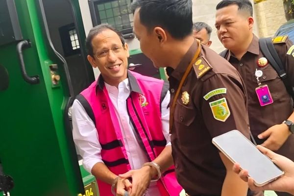 Arsip foto - Tersangka kasus dugaan korupsi dalam program digitalisasi pendidikan pengadaan laptop Chromebook di Kementerian Pendidikan, Kebudayaan, Riset, dan Teknologi tahun 2019&ndash;2022, Nadiem Makarim, berbicara dengan awak media di Gedung Kejari Ja