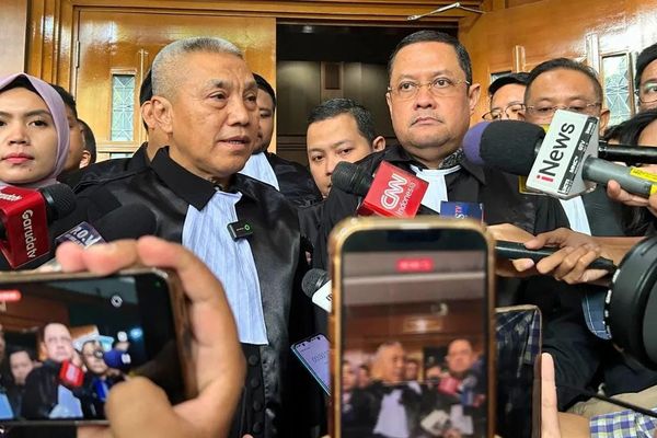 Arsip foto - Penasihat hukum Nadiem Anwar Makarim, Ari Yusuf Amir (kanan) saat ditemui usai sidang di Pengadilan Tindak Pidana Korupsi pada Pengadilan Negeri Jakarta Pusat, Selasa 16 Desember 2025. (ANTARA/Agatha Olivia Victoria)