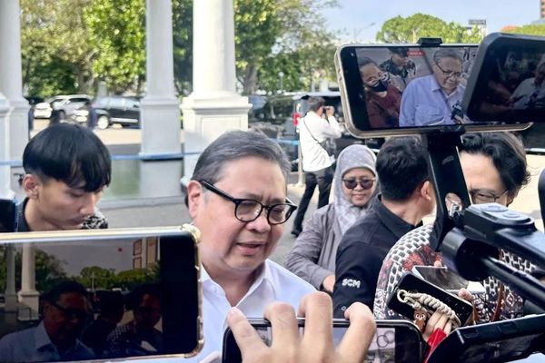 Menteri Koordinator Bidang Perekonomian Airlangga Hartarto menjawab pertanyaan wartawan sebelum mengikuti rapat terbatas yang dipimpin oleh Presiden Prabowo Subianto di Istana Kepresidenan RI, Jakarta, Senin 5 Januari 2026. ANTARA/Maria Cicilia Galuh