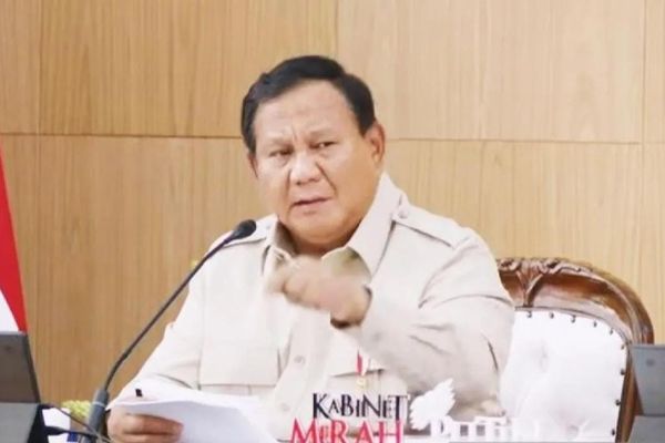 Tangkapan layar - Presiden Prabowo Subianto memberikan arahan dalam retret Kabinet Merah Putih atau taklimat awal tahun di Padepokan Garuda Yaksa, Hambalang, Bogor, Jawa Barat, Selasa 6 Januari 2026. ANTARA/HO-Youtube Sekretariat Presiden/aa. (Handou