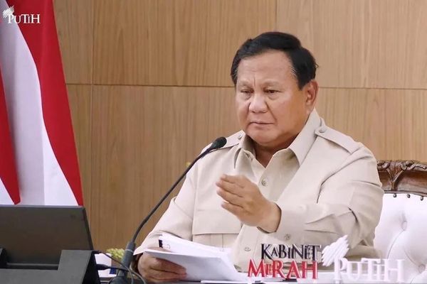 Tangkapan layar - Presiden Prabowo Subianto memberikan arahan dalam retret Kabinet Merah Putih atau taklimat awal tahun di Padepokan Garuda Yaksa, Hambalang, Bogor, Jawa Barat, Selasa 6 Januari 2026. ANTARA/HO-Youtube Sekretariat Presiden/aa.