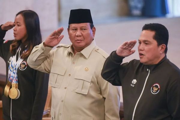Presiden Prabowo Subianto (tengah) didampingi Menpora Erick Thohir (kedua kanan) bersama atlet triathlon Martina Ayu Pratiwi (kiri) menyanyikan lagu Indonesia Raya saat penyerahan bonus kepada atlet peraih medali pada SEA Games Thailand di Istana Neg