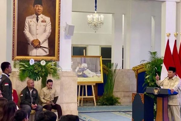 Presiden Prabowo Subianto memberikan penghargaan kepada atlet SEA Games di Istana Negara, Jakarta, Kamis, 8 Januari 2026. (ANTARA/Cahya Sari)