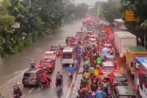 Banjir Cawang Bikin Macet