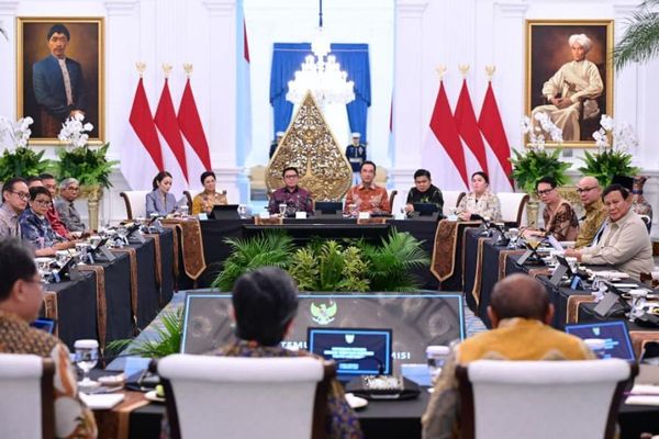 Presiden Prabowo Subianto menggelar pertemuan bersama tokoh dan akademisi politik luar negeri di Istana Merdeka,