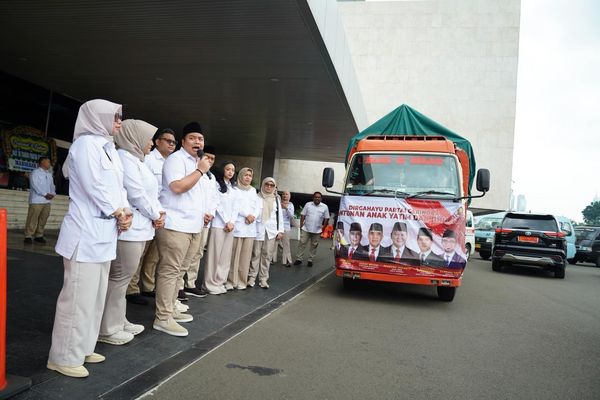 Pelepasan paket sembako untuk masyarakat yang membutuhkan, dalam rangka peringatan HUT ke-18 Gerindra. 