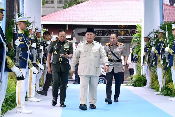 Presiden Prabowo Subianto memberikan taklimat kepada para peserta Rapat Pimpinan (Rapim) TNI dan Polri yang digelar di Istana Kepresidenan Jakarta