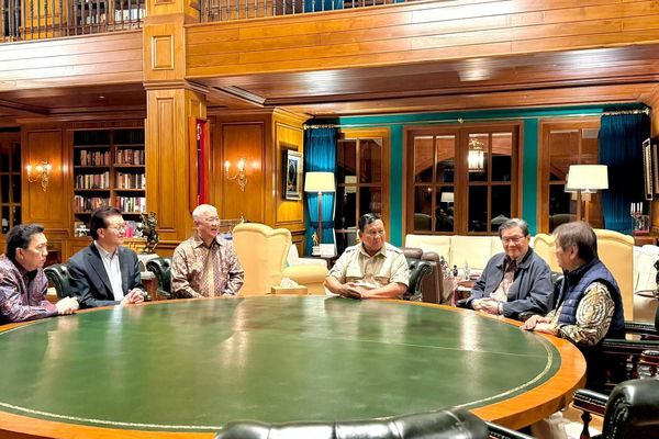 Presiden Prabowo berbincang dengan Boy Thohir, Aguan, Prajogo Pangestu, Anthony Salim, Franky Widjaja, dan Sugianto Kusuma