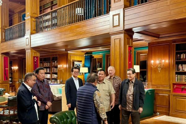 Presiden Prabowo berbincang dengan Boy Thohir, Aguan, Prajogo Pangestu, Anthony Salim, Franky Widjaja, dan Sugianto Kusuma
