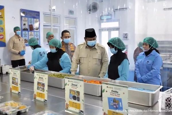 Presiden Prabowo Subianto (tiga kanan) saat meninjau Satuan Pelayanan Pemenuhan Gizi (SPPG) Polri di Palmerah, Jakarta Barat, Jumat, 13 Februari 2026. ANTARA/Youtube Sekretariat Presiden