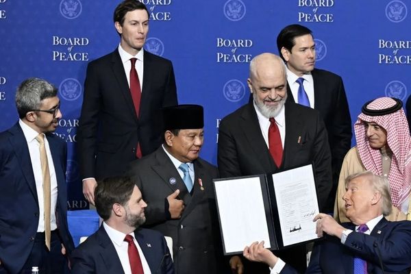 Presiden Prabowo Subianto (keempat kiri) berbincang dengan Presiden Amerika Serikat Donald Trump (ketiga kanan) saat KTT Dewan Perdamaian (BoP) di Donald J. Trump US Institute of Peace, Washington DC, Amerika Serikat, Kamis, 19 Februari 2026. Pada KT