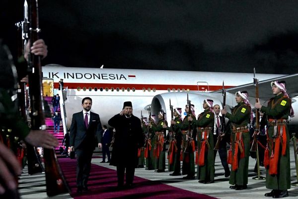 Prabowo Tiba di Amman, Disambut Putra Mahkota dan Dikawal F-16 AU Yordania