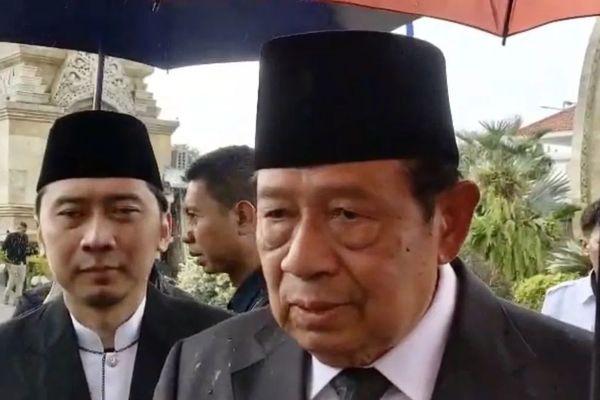 Presiden Ke-6 Susilo Bambang Yudhoyono (kanan) menjawab pertanyaan wartawan mengenai sosok almarhum Wapres Ke-6 Try Sutrisno saat ditemui di Taman Makam Pahlawan Nasional Utama (TMP) Kalibata, Jakarta, Senin, 2 Maret 2026. ANTARA/HO-Dokumentasi Priba