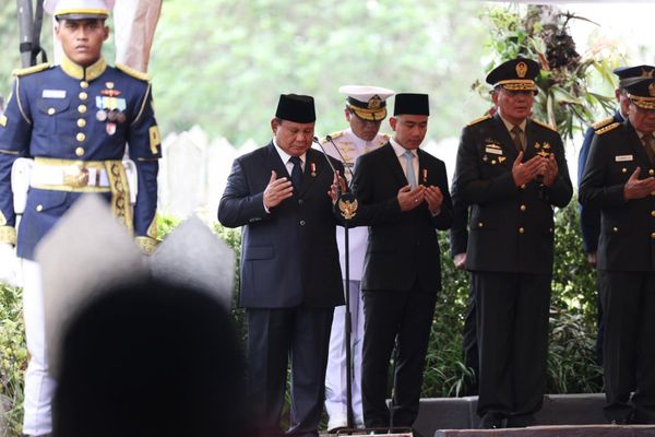 Momen Prabowo Jadi Inspektur Upacara, Pimpin Prosesi Pemakaman Almarhum Try Sutrisno dengan Khidmat